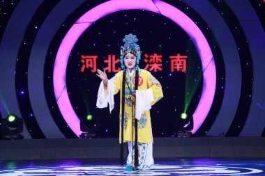 LUANNAN COUNTY, Çin - 7 Eylül 2017: Çin klasik kostümü giymiş bir kız LUANNAN COUNTY, Hebei Eyaleti, Çin 'de sahnede Pekin Operası icra ediyor.