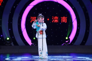 LUANNAN COUNTY, Çin - 7 Eylül 2017: Çin klasik kostümü giymiş bir kız LUANNAN COUNTY, Hebei Eyaleti, Çin 'de sahnede Pekin Operası icra ediyor.