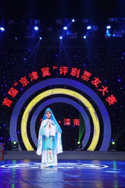 LUANNAN COUNTY, Çin - 7 Eylül 2017: Çin klasik kostümü giymiş bir kız LUANNAN COUNTY, Hebei Eyaleti, Çin 'de sahnede Pekin Operası icra ediyor.