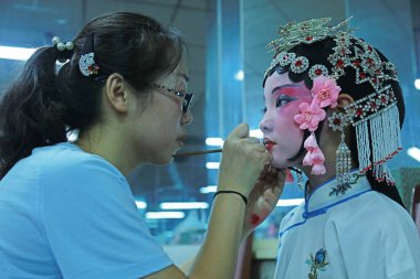LUANNAN COUNTY, Çin - 7 Eylül 2017: Küçük bir bayan LUANNAN COUNTY, Hebei Eyaleti, Çin 'de sahne arkasında küçük bir aktör yarattı