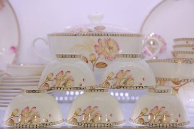 Çin 'de bir dükkanda nefis seramik sofra takımı.