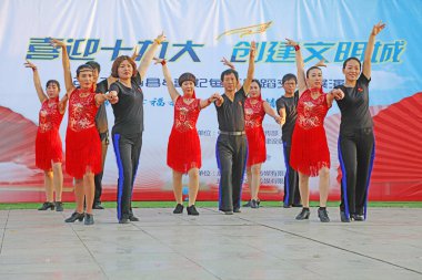 LUANNAN COUNTY, Çin - 19 Eylül 2017: açık hava meydanında spor dansı performansı, LUANNAN COUNTY, Hebei Eyaleti, Çin