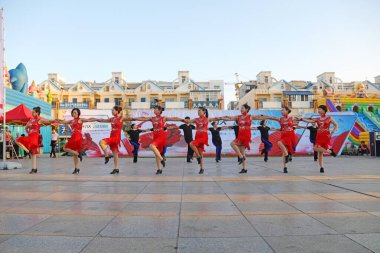 LUANNAN COUNTY, Çin - 19 Eylül 2017: açık hava meydanında spor dansı performansı, LUANNAN COUNTY, Hebei Eyaleti, Çin