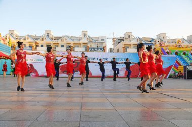 LUANNAN COUNTY, Çin - 19 Eylül 2017: açık hava meydanında spor dansı performansı, LUANNAN COUNTY, Hebei Eyaleti, Çin