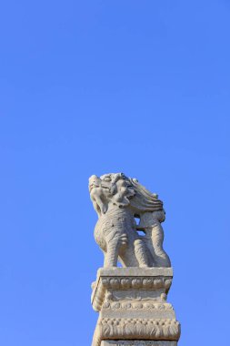 Gökyüzüne bakan tanrısal canavarın heykeli, Qing Hanedanlığı anıtı, Yi County, Hebei Eyaleti, Çin