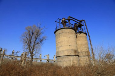 Terk edilmiş çimento deposu, Çin