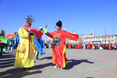 Luannan County - 9 Şubat 2017: Çinli halk dansları Yangko gösterisi, Luannan County, Hebei Eyaleti, Çin