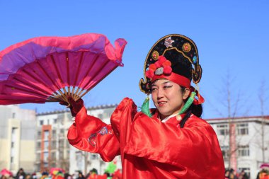 Luannan County - 9 Şubat 2017: Çinli halk dansları Yangko gösterisi, Luannan County, Hebei Eyaleti, Çin