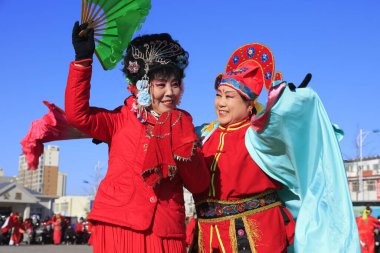Luannan County - 9 Şubat 2017: Çinli halk dansları Yangko gösterisi, Luannan County, Hebei Eyaleti, Çin