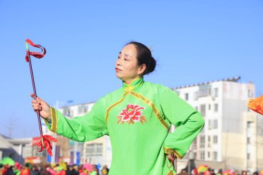 Luannan County - 10 Şubat 2017: Çinli halk dansları Yangko gösterisi, Luannan County, Hebei Eyaleti, Chin