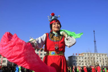 Luannan County - 10 Şubat 2017: Çinli halk dansları Yangko gösterisi, Luannan County, Hebei Eyaleti, Chin