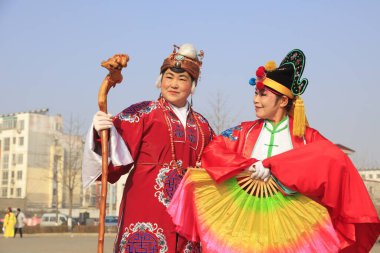 Luannan County - 13 Şubat 2017: Çinli halk dansları Yangko gösterisi, Luannan County, Hebei Eyaleti, Chin