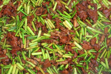 Kızarmış Çin mürekkep balığını sarımsaklı lahanayla karıştır.