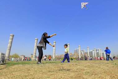 Luannan County - 15 Nisan 2017: İnsanlar açık havada uçurtma uçuruyor, Luannan County, Hebei Eyaleti, Çin, 15 Nisan 201