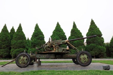 Shijiazhuang - 5 Mayıs 2017: Bir anıtın önünde uçaksavar silahları, Shijiazhuang, Hebei, Çin