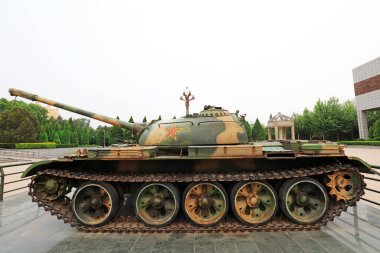 Shijiazhuang - 5 Mayıs 2017: bir anıtın önündeki tanklar, Shijiazhuang, Hebei, Çin