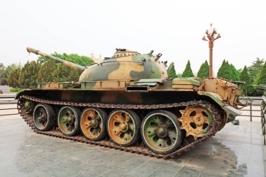Shijiazhuang - 5 Mayıs 2017: bir anıtın önündeki tanklar, Shijiazhuang, Hebei, Çin