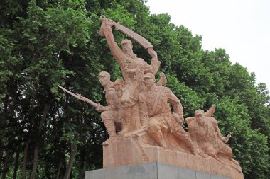 Shijiazhuang, Mayıs 52017: Savaşçı heykeli, bir anıtın önünde, Shijiazhuang, Hebei, Çin