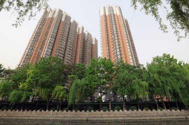 Nehrin kıyısındaki yüksek binalar