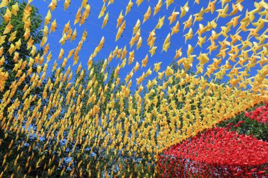 Yel değirmeni parkta süslenmişti.