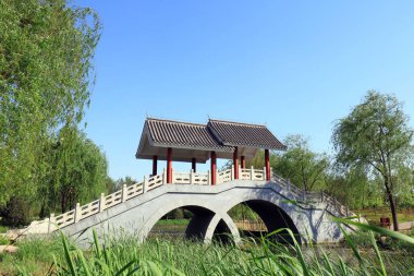 İkiz taş kemer köprüsü eşitlikte.