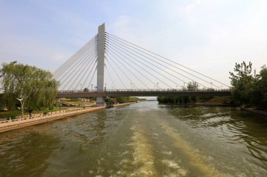 Nehir boyunca kablo destekli köprü