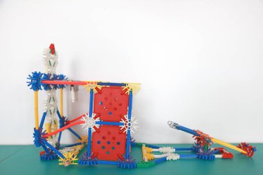 Yaratıcı İnşaat İşleri masanın üstünde.