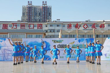 Luannan County - 8 Ağustos 2017: Hebei Eyaleti, Çin 'deki bir parkta fitness dansı yarışması
