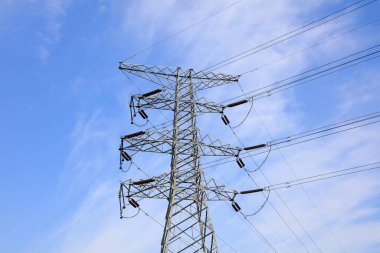 Mavi gökyüzünde elektrik kulesi