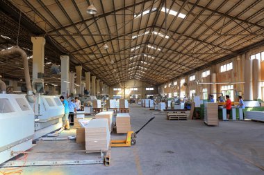 Luannan County, Çin - 28 Ağustos 2017: İşçiler mobilya üretim hatları, Luannan County, Hebei Eyaleti, Çin