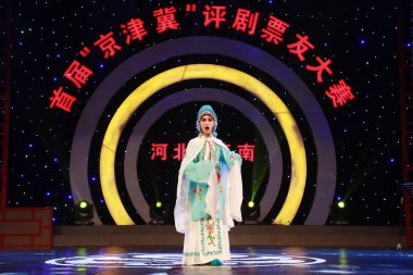 LUANNAN COUNTY, Çin - 7 Eylül 2017: Çin klasik kostümü giymiş bir kız LUANNAN COUNTY, Hebei Eyaleti, Çin 'de sahnede Pekin Operası icra ediyor.