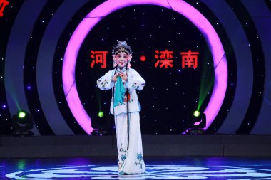 LUANNAN COUNTY, Çin - 7 Eylül 2017: Çin klasik kostümü giymiş bir kız LUANNAN COUNTY, Hebei Eyaleti, Çin 'de sahnede Pekin Operası icra ediyor.