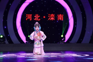 LUANNAN COUNTY, Çin - 7 Eylül 2017: Çin klasik kostümü giymiş bir kız LUANNAN COUNTY, Hebei Eyaleti, Çin 'de sahnede Pekin Operası icra ediyor.
