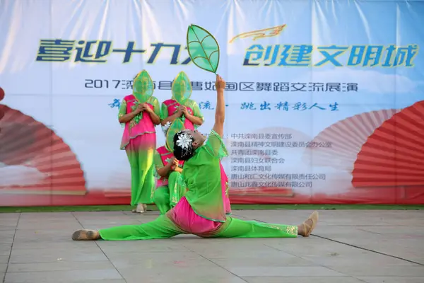 LUANNAN COUNTY, Çin - 19 Eylül 2017: açık hava meydanında spor dansı performansı, LUANNAN COUNTY, Hebei Eyaleti, Çin