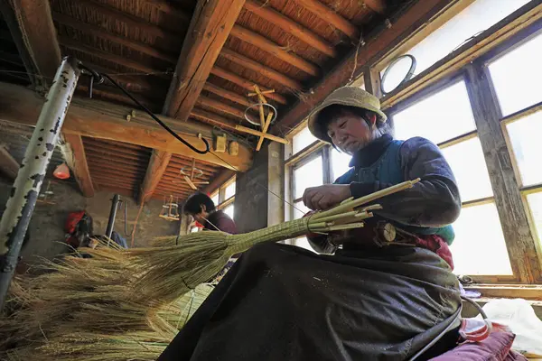 Luannan County December 2017 Worker Processing Whisk Broom Hand Workshop — Foto de Stock