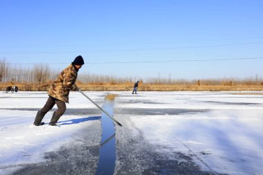 Luannan İlçesi - 23 Ocak 2018: çiftçiler tarladaki buzu, Luannan 'ı, Hebei' yi, Chin 'i ayırmak için çelik bir tokmak kullanıyorlar.