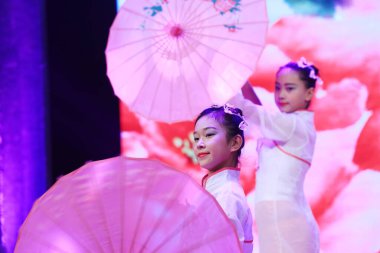 Luannan İlçesi - 9 Şubat 2018: Çin 'in Hebei Eyaleti, Luannan İlçesi' nde klasik dans gösterisi