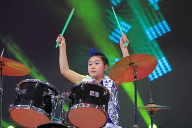 Luannan Eyaleti - 9 Şubat 2018: Çin 'in Hebei Eyaleti, Luannan İlçesi, sahnede davul performansı