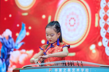 Luannan İlçesi - 9 Şubat 2018: Guzheng Performansı, Luannan İlçesi, Hebei Bölgesi, Çin