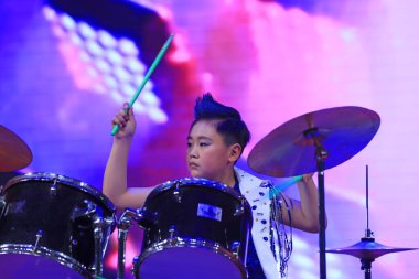 Luannan Eyaleti - 9 Şubat 2018: Çin 'in Hebei Eyaleti, Luannan İlçesi, sahnede davul performansı