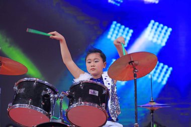 Luannan Eyaleti - 9 Şubat 2018: Çin 'in Hebei Eyaleti, Luannan İlçesi, sahnede davul performansı