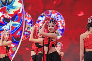 Luannan County - 9 Şubat 2018: Latin dans gösterisi Pingju operası sahnesi, Luannan County, Hebei Eyaleti, Çin