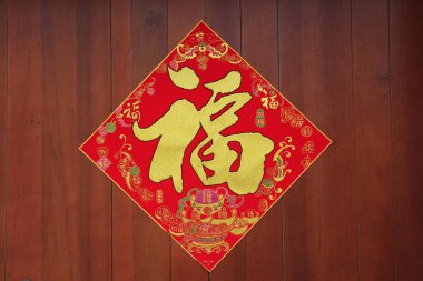 Kapıdaki kırmızı karakter.