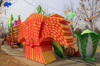 Pirinç şekilli fener fotoğrafı yakın plan.