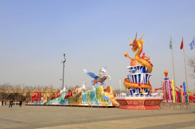 Sarmalanmış Ejder stili kılıçla