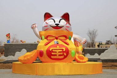 Duvardaki kırmızı fener. Fotoğrafın yakın çekimi.