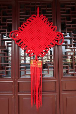 Çin düğümü ve antik ahşap pencere