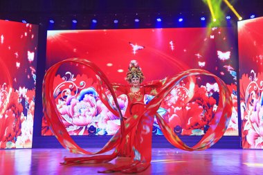 Luannan County - 1 Mart 2018: Sahnede renkli dans gösterileri, Luannan County, Hebei Eyaleti, Çin