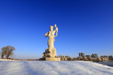 Karda deniz kızı heykeli