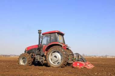 Luannan County - 16 Mart 2018: Luannan County, Hebei Eyaleti, Çin 'de bir çiftlikte Rotocultivator